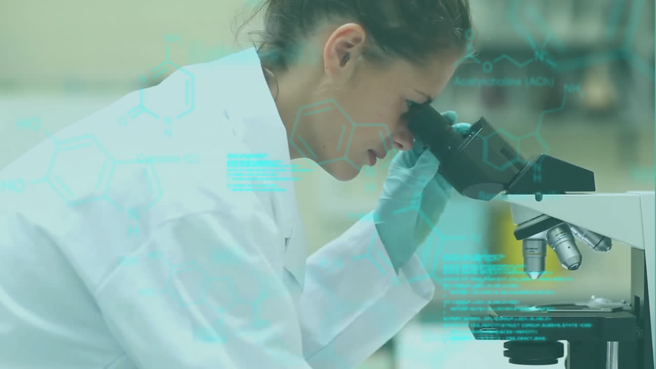 animación de procesamiento de datos sobre una científica caucásica haciendo experimentos