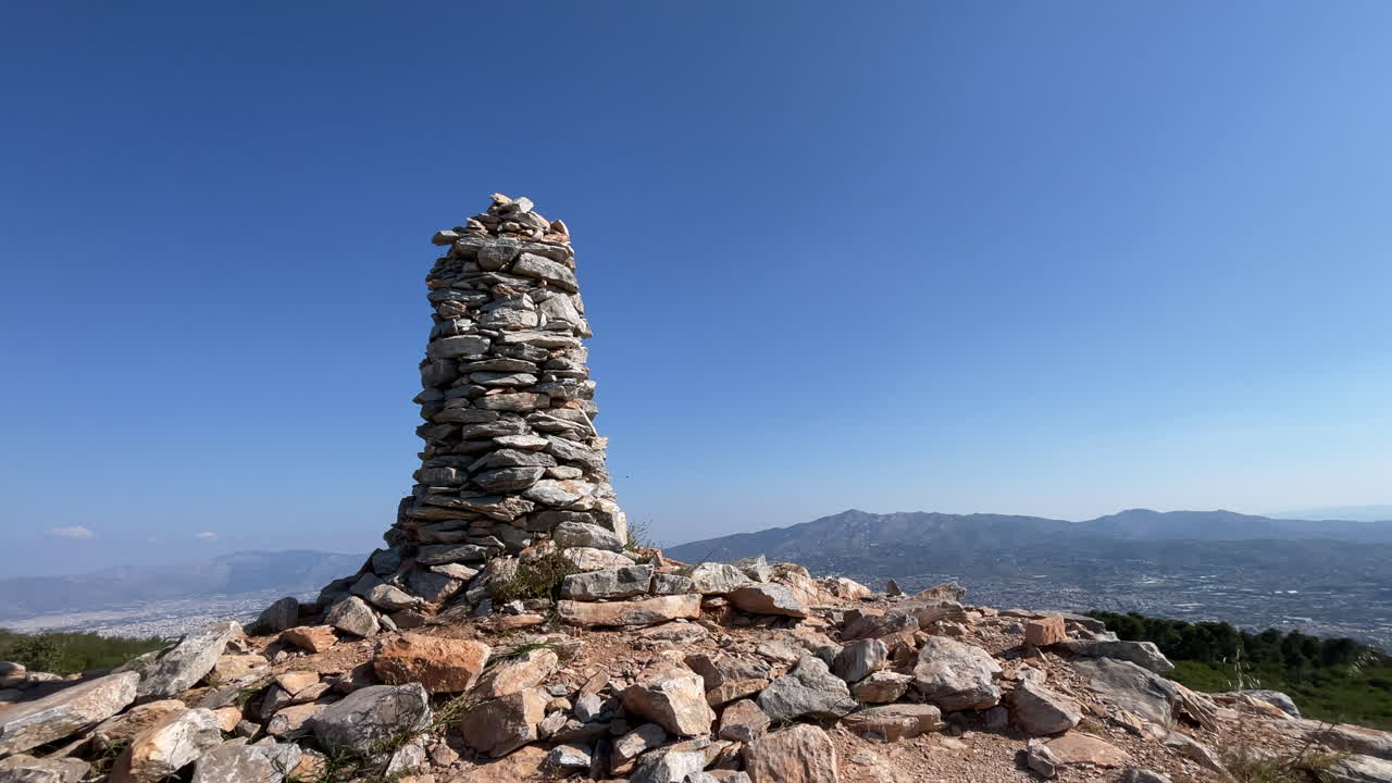 Ometto di pietra sulla cima del Korakovouni, Atene sullo sfondo, scatto panoramico ultra grandangolare con panoramica a sinistra