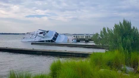 video de un barco que se hunde en la bahía de willoughby spit filmado con un samsung note 10 en un día de viento brillante en el puerto deportivo de willougby spit en norfolk, virginia