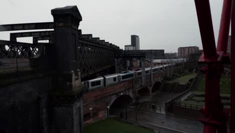 tren rodando por la vía del puente pasando fuera de la vista