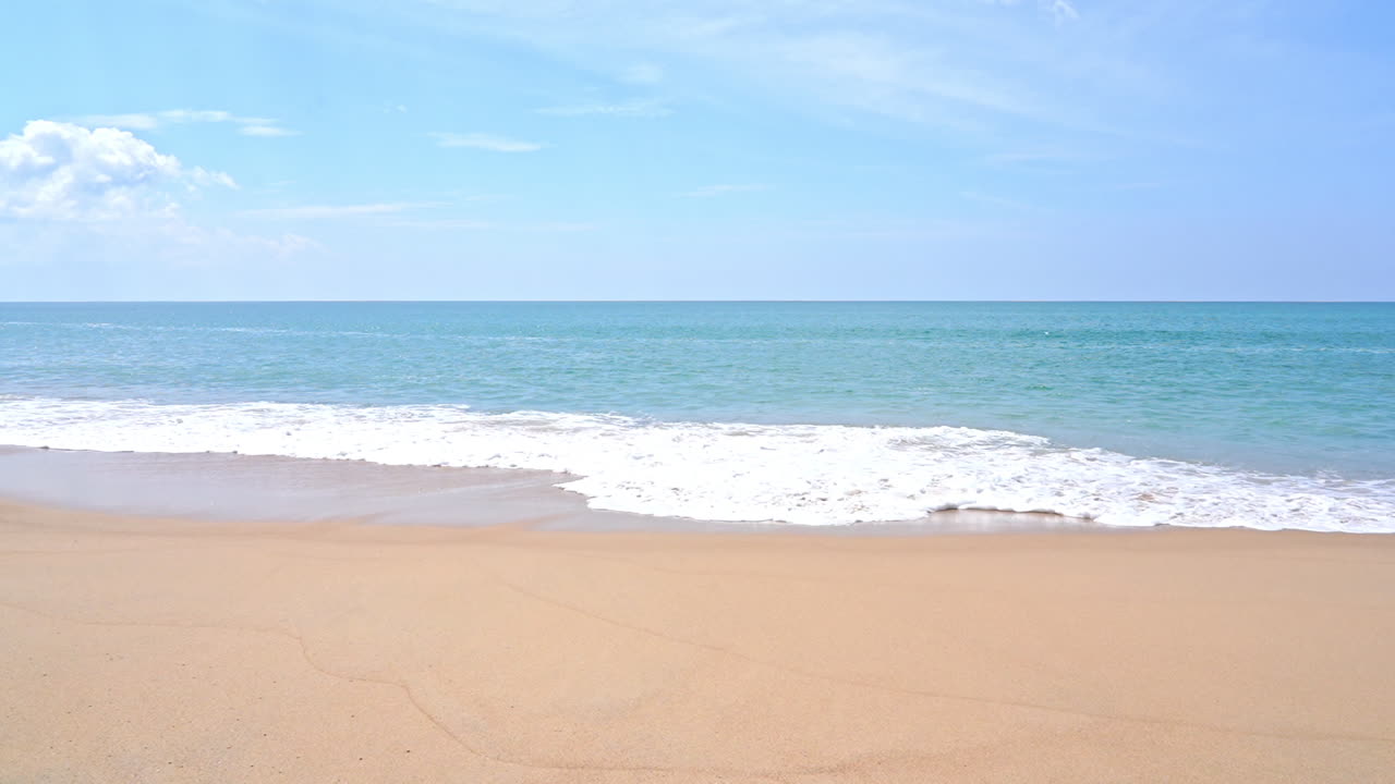 열대 해변의 모래를 때리는 큰 파도의 슬로우 모션