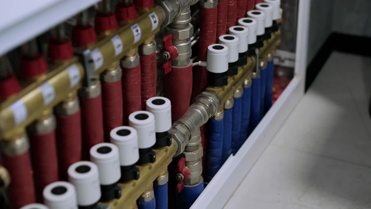 sistema de calefacción en la casa borrosa. interior de la sala de calderas de la casa con sistema moderno de calentamiento de agua