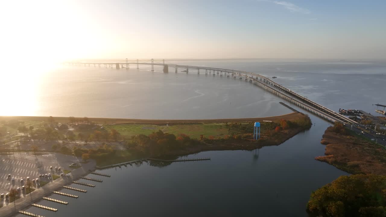 체사피크 만 다리는 미국 메릴랜드의 아나폴리스와 동부 해안을 연결합니다.