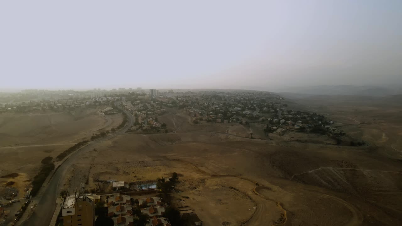 Una città incredibilmente bella nel cuore del deserto al tramonto