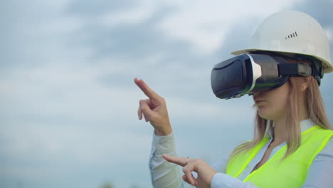 líneas eléctricas de alta tensión controladas por una ingeniera que utiliza la realidad virtual para controlar la energía. fuentes de energía alternativas en una ciudad moderna