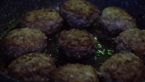 albóndigas fritas en una sartén