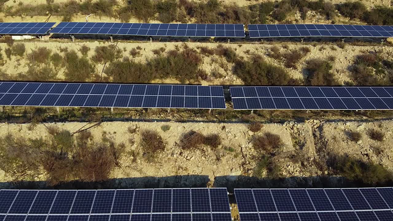 vista de grandes paneles solares de tamaño industrial instalados en el desierto