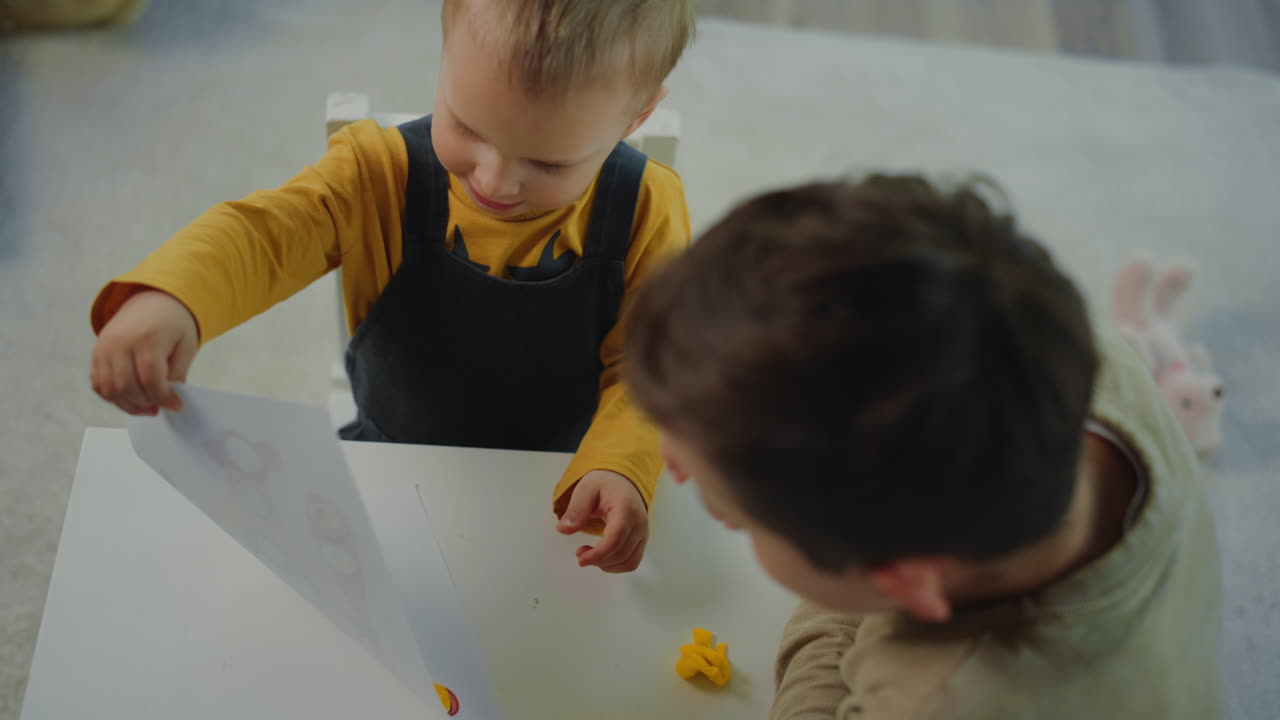 hermanos felices pasando tiempo en casa