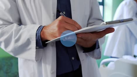 animación de la red de conexiones con números sobre la escritura del médico caucásico masculino