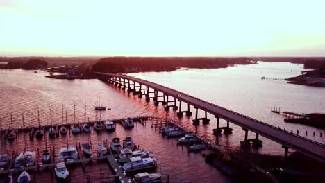 Sonnenuntergang-Drängt-Sich-Zur-Brücke,-Die-Nach-Oriental-NC,-North-Carolina-Führt