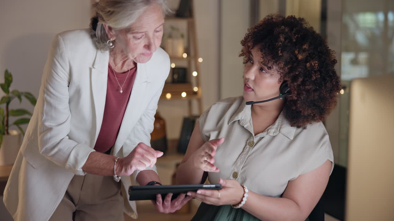 entrenamiento, tableta o gerente sénior en el centro de llamadas