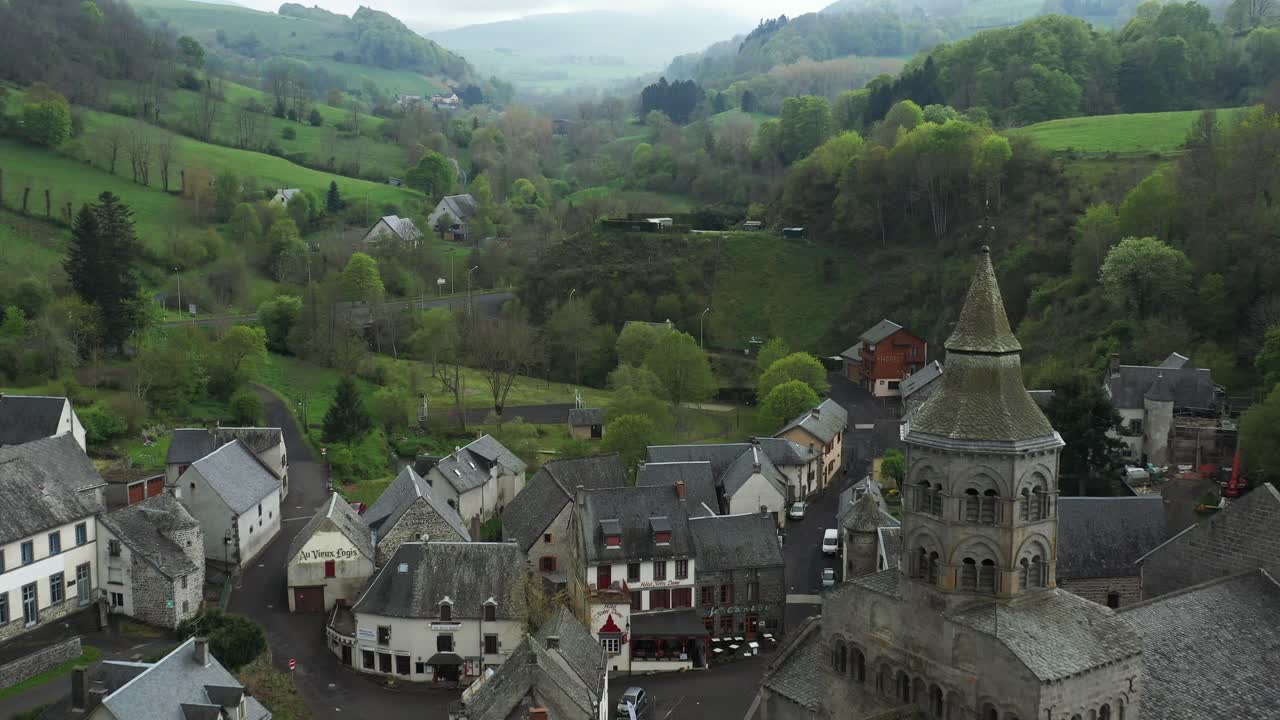 Una valle nebbiosa mozzafiato, un borgo, una chiesa francese dall'atmosfera gotica.