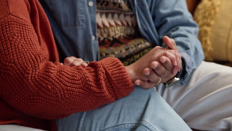 una pareja tomándose de la mano, mostrando amor y afecto