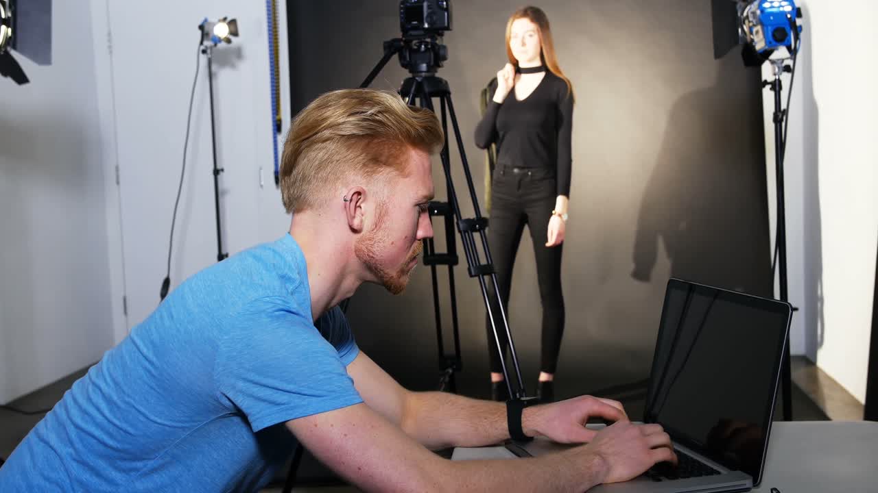 사진 촬영 중 노트북을 사용하는 사진작가