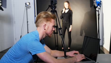 fotógrafo usando una computadora portátil durante una sesión de fotos