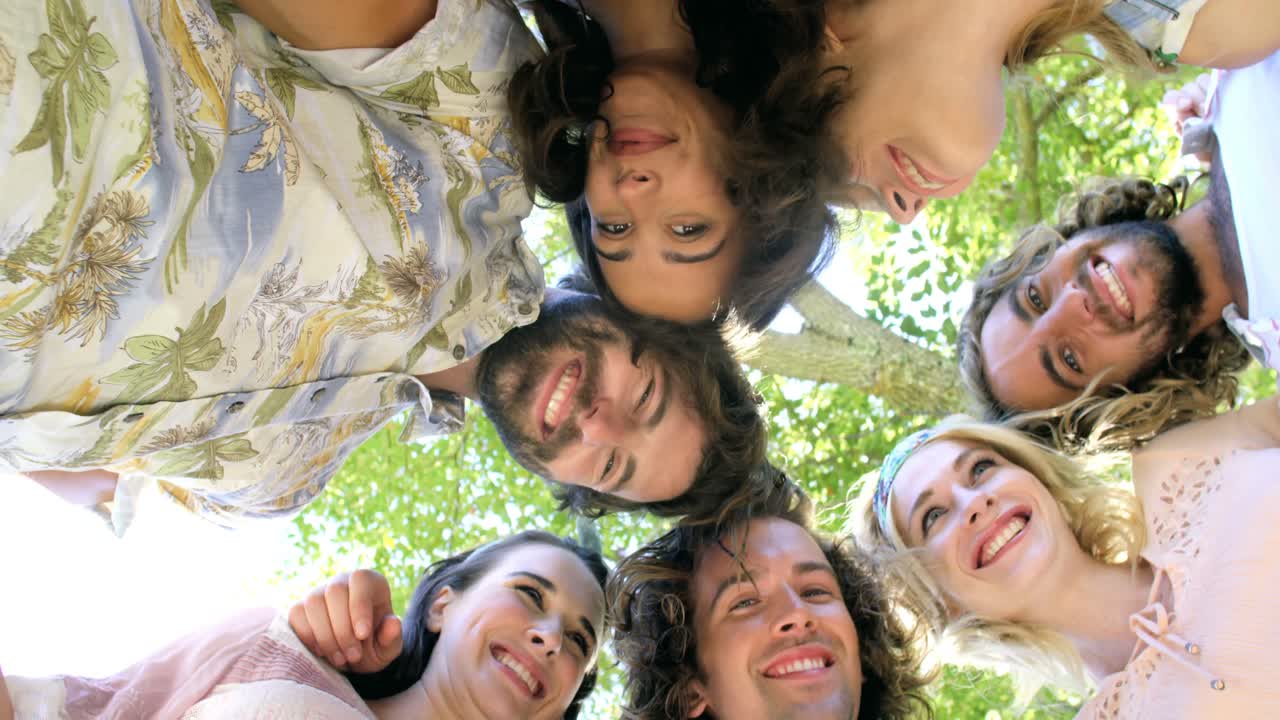 미소 짓는  ⁇ 스터 친구들의 낮은 각도 뷰