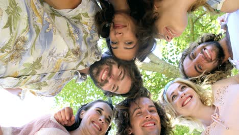 vista de ángulo bajo de amigos hipsters sonriendo