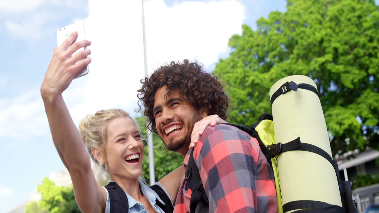 친구 들 이 셀카 를 찍기 위해 포즈 를 취 하고 있다