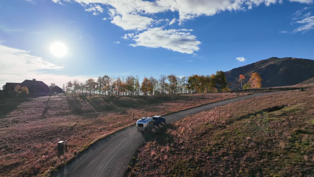 un video de un dron de aventura de un gladiador de la corriente de aire y un jeep conduciendo en la carretera del último dólar en colorado durante el pico del follaje otoñal