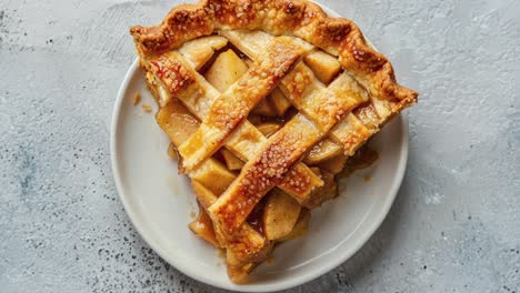 una rebanada de pastel de manzana recién horneado en un plato blanco