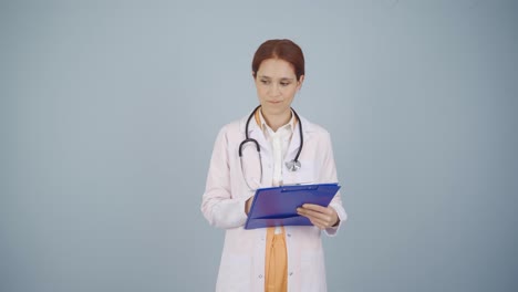 declaración negativa del médico sobre la enfermedad.