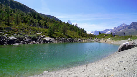 Matterhorn-Con-El-Lago-Grunsee-En-Zermatt,-Suiza