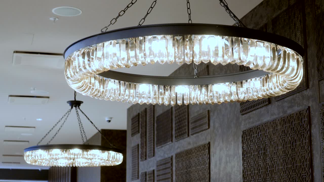 interior de la sala de estar. lámparas de iluminación redondas modernas con bombillas. 4k