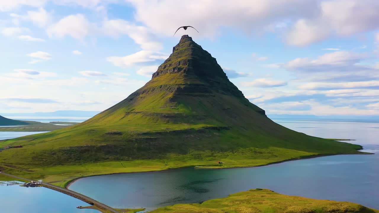 un dron 4k, cinematográfica aérea del pico de kirkjufell sentado en el paisaje pintoresco del lago
