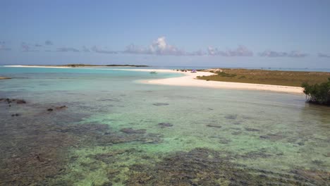 Cayo-de-agua-with-turquoise-waters-and-coral-reefs,-los-roques,-aerial-view