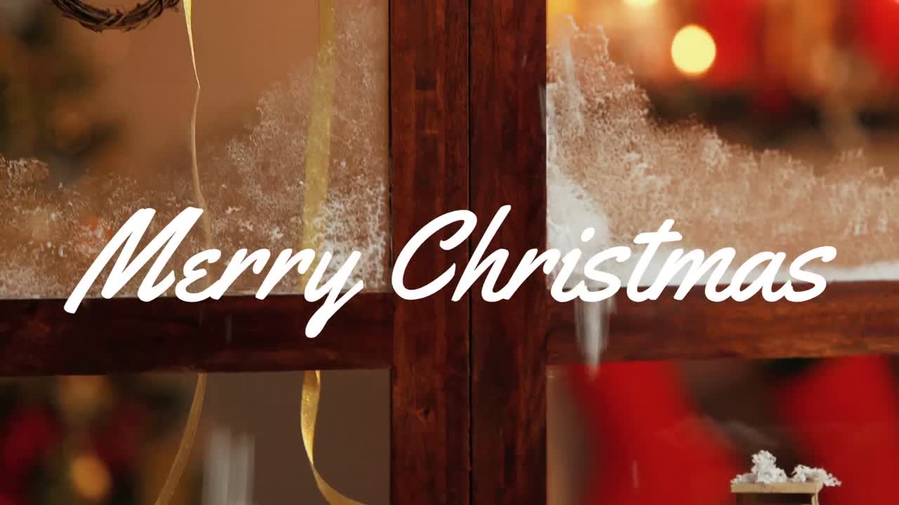 창문 앞 에 쓰여진 '메리 크리스마스'