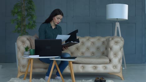 mujer preocupada trabajando en sus finanzas en casa