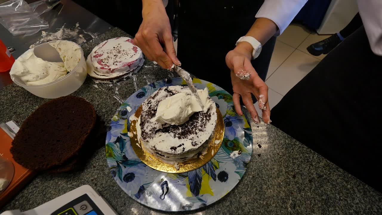 ケーキデコレーションの進行中