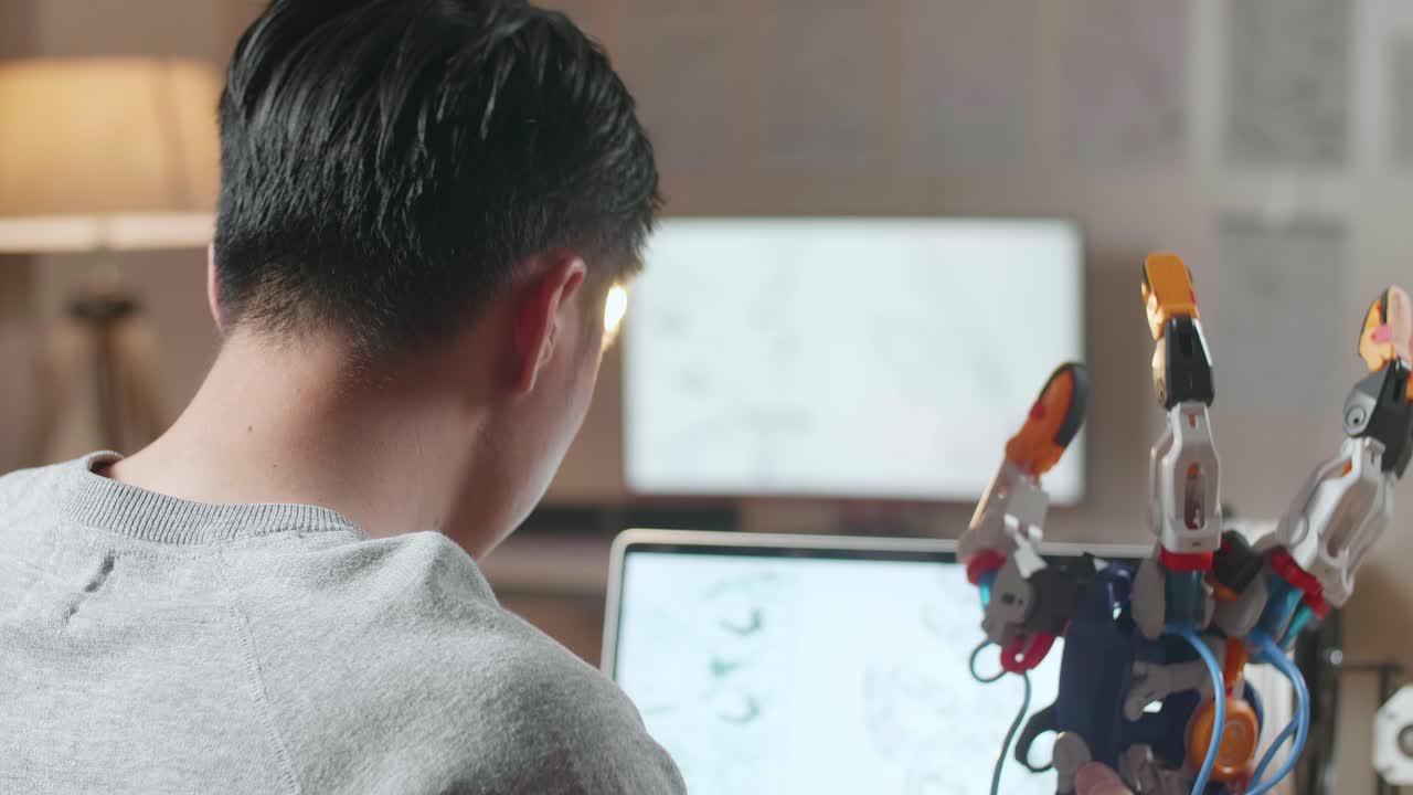 로 프로젝트에서 일하는 학생