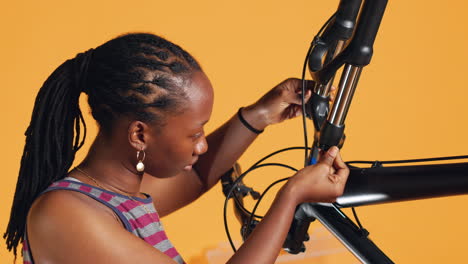 Técnico-Desenroscando-Manillares-De-Bicicleta-En-El-Taller-De-Fondo-Del-Estudio.