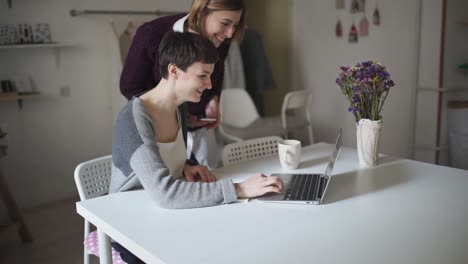 Estudiantes-Femeninas-Que-Buscan-Internet-En-Una-Computadora-Portátil.-Dos-Mujeres-Buscando-Noticias