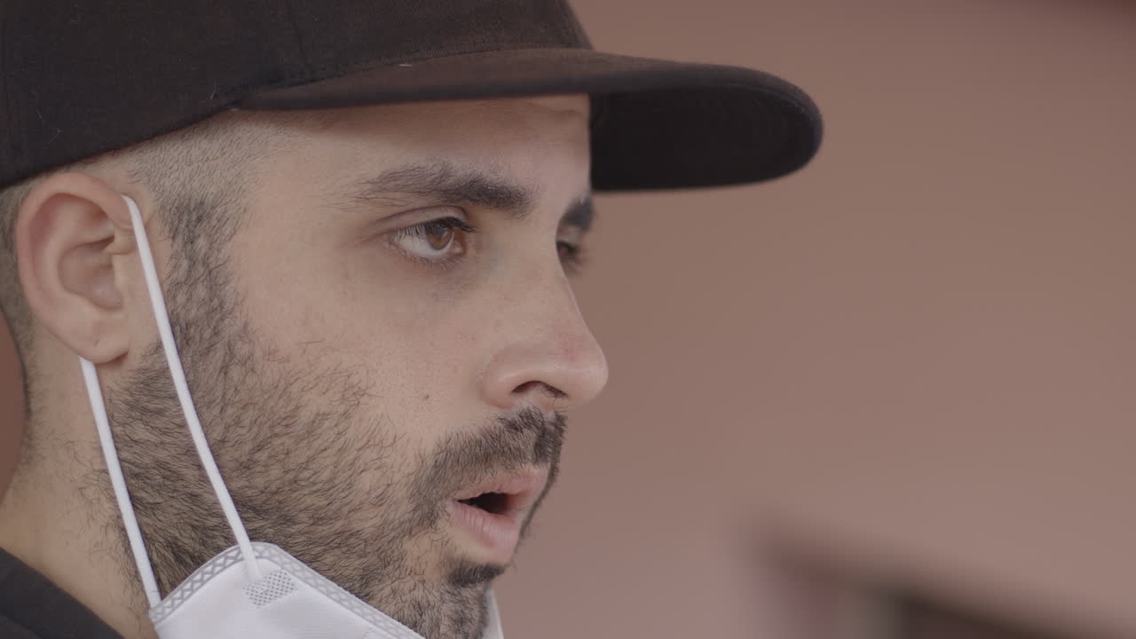 el hombre caucásico enmascarado se quita la máscara de protección, no puede respirar