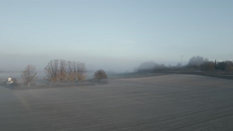 Abgelegenes-Feld-Auf-Dem-Land,-Bedeckt-Von-Geheimnisvollem-Morgennebel,-Dolly-Vorwärts