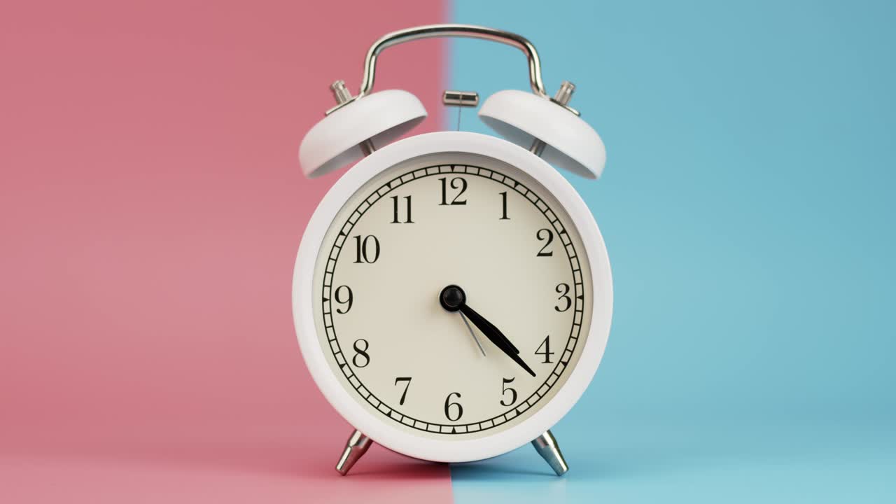 시간이 지남에 따라, 긴 손을 가진 현대적인  시계는 원래의 숫자로 돌아갑니다.