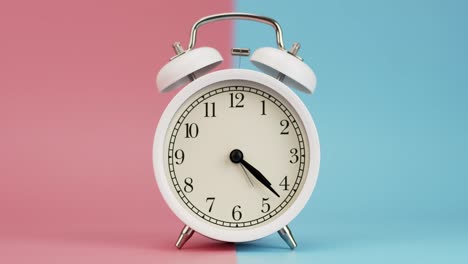 el paso del tiempo, el reloj blanco moderno con manillas largas vuelve al número original.