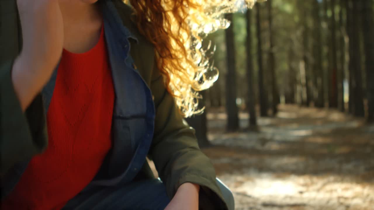 mujer relajándose en el bosque 4k