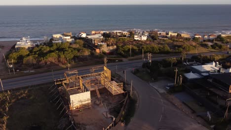 Luftkreisaufnahme,-Die-Die-Baustelle-Einer-Neu-Gebauten-Villa-In-Punta-Del-Este-Während-Des-Sonnenuntergangs-Zeigt