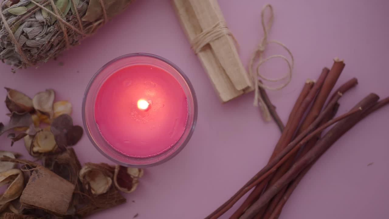 Mum, adaçayı ve palo santo ile natürmort