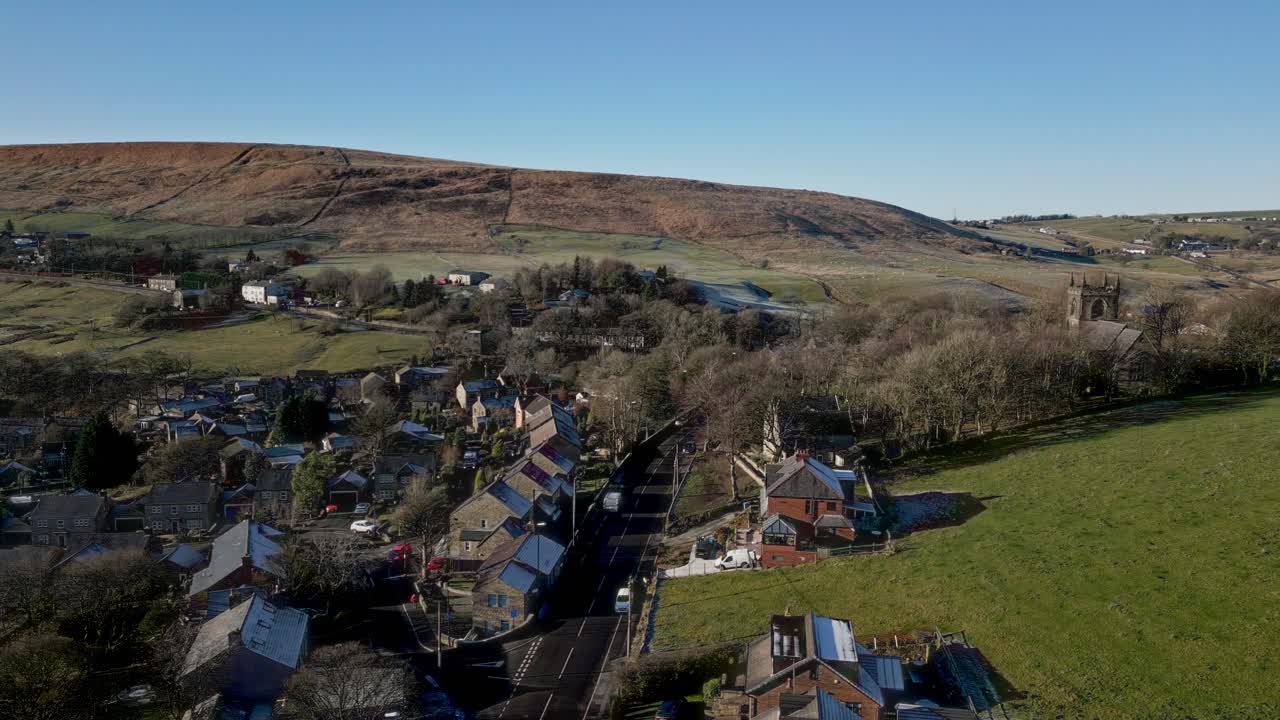 덴쇼 마을과 페나인 산맥 중심부에 있는 전형적인 시골 마을인 교회와 묘지의 항공 영상