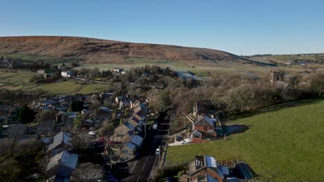 Luftaufnahmen-Des-Dorfes-Denshaw-Und-Der-Kirche-Und-Des-Friedhofs,-Einem-Typischen-Ländlichen-Dorf-Im-Herzen-Der-Pennines