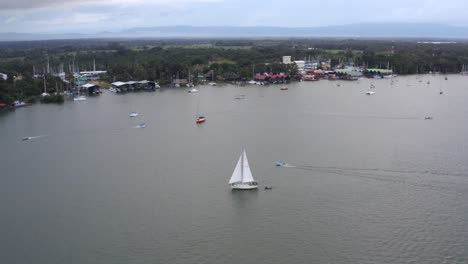 Große,-Teure-Yacht,-Isoliert-Und-Weit-Entfernt-Von-Viel-Kleineren-Schiffen