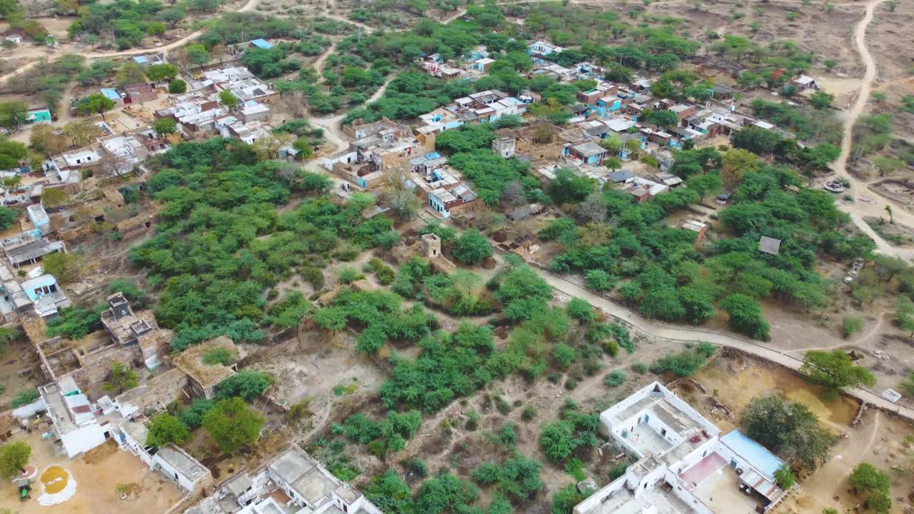tomada aérea de un drone de un pueblo rural de la india central en gohad madhya pradesh