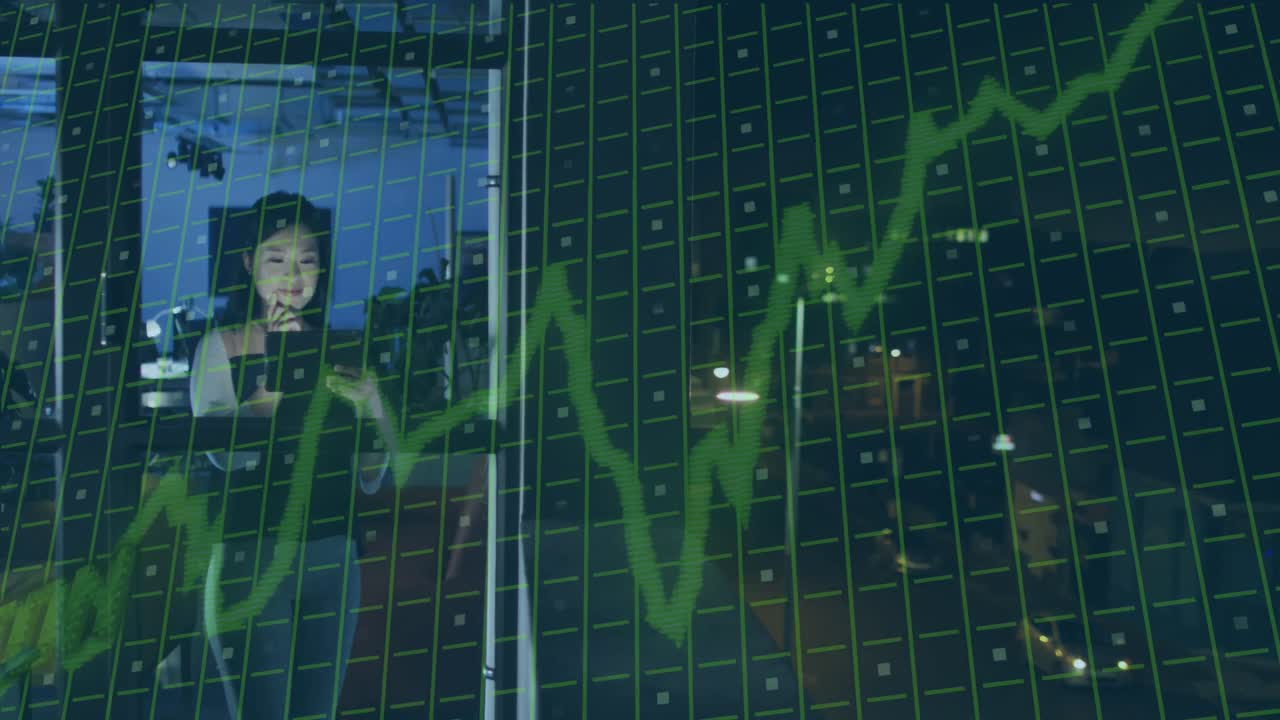 animación del procesamiento de datos financieros sobre una mujer de negocios biracial