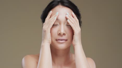 Glückliche-Asiatische-Frau-Mit-Dunklem-Haar-Auf-Beigem-Hintergrund,-Zeitlupe