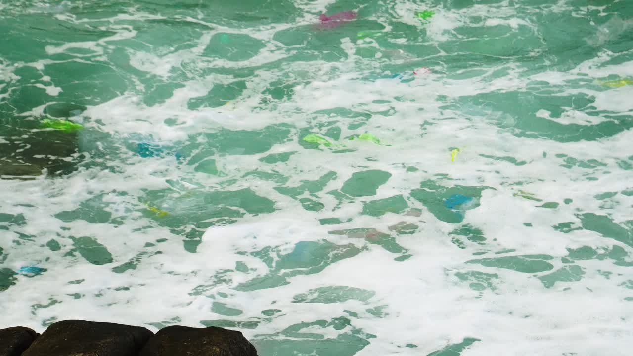 일회용 플라스틱 봉투는 바다의 파도에 의해 해변으로 옮겨지고, 폐기물 관리 위기