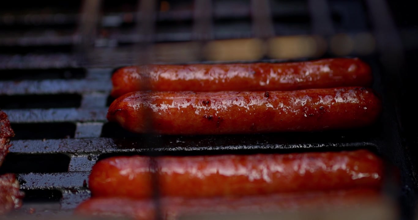 Barbecue del 4 luglio, griglia nera che cucina carne, pollo, manzo, hot dog per celebrare il 250° compleanno degli Stati Uniti d'America - in Cinema 4K 30fps rallentato da 120fps - Clip 55.mp4.